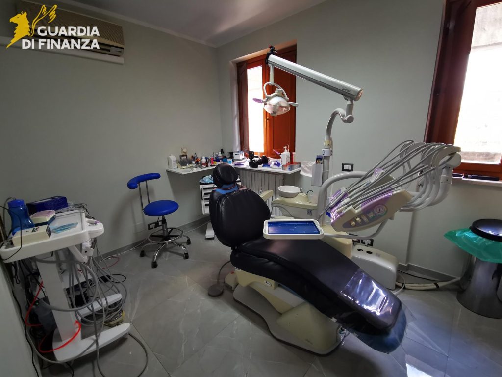 Avellino, scoperto studio dentistico abusivo: due denunciati e attrezzature sequestrate Avellino, scoperto studio dentistico abusivo: due denunciati e attrezzature sequestrate