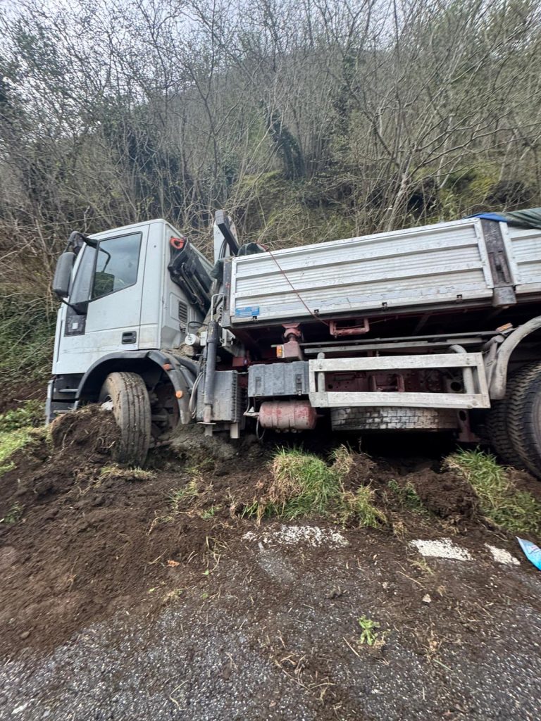 MUGNANO DEL CARDINALE. Camion carico di sabbia fuori strada sulla Statale 7bis: conducente ferito