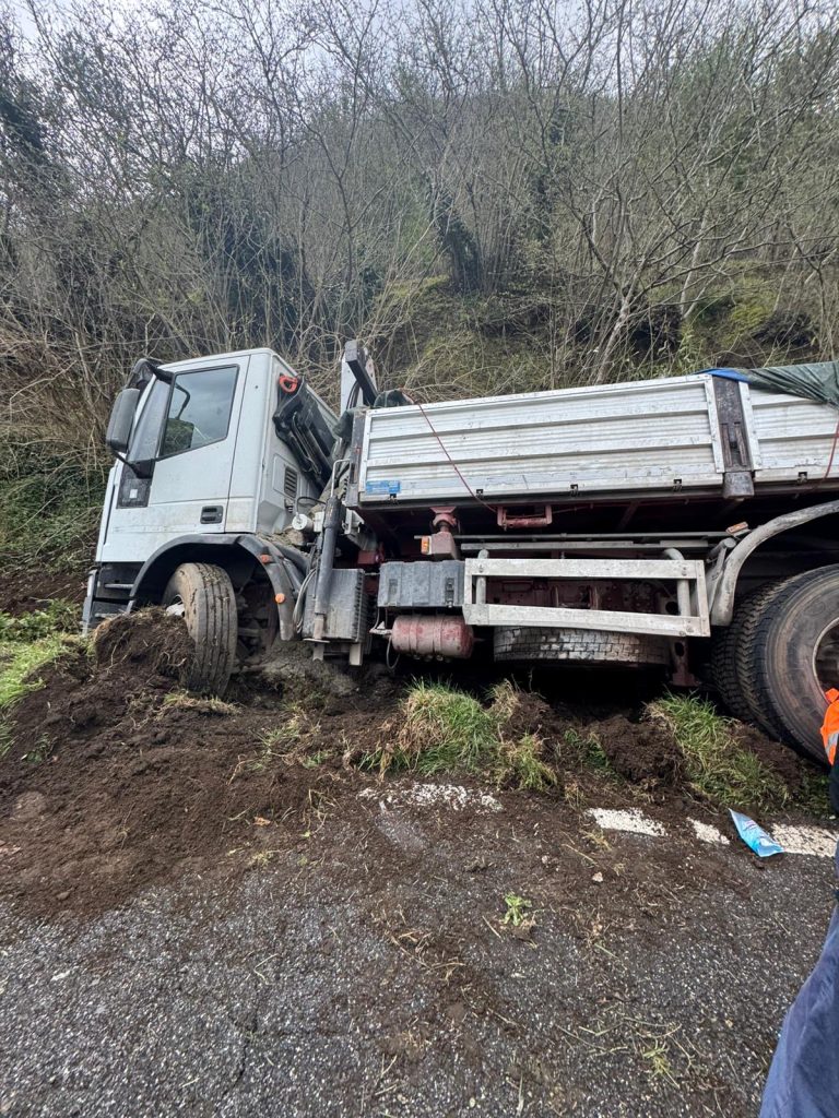 MUGNANO DEL CARDINALE. Camion carico di sabbia fuori strada sulla Statale 7bis: conducente ferito
