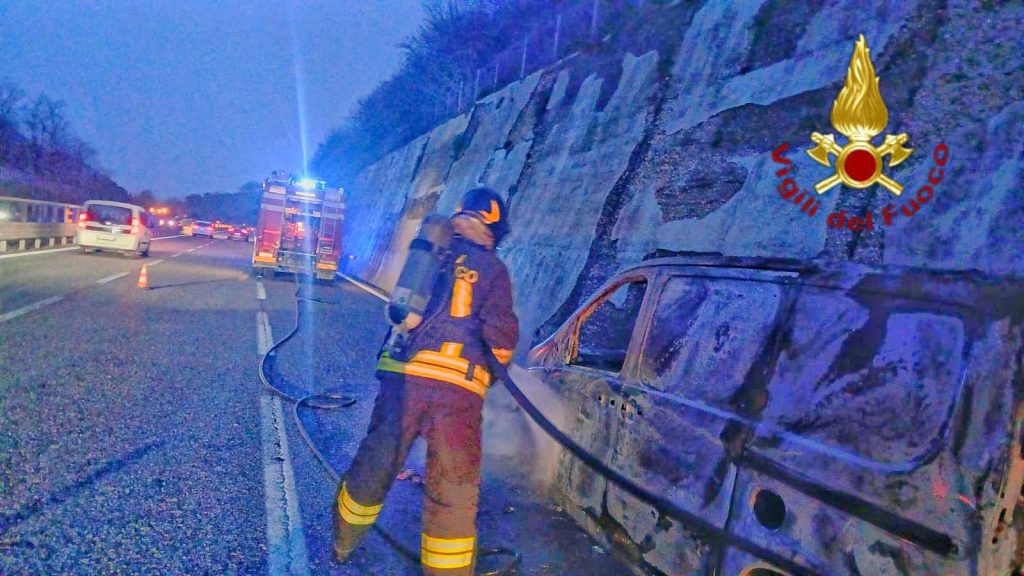 Incendio di un autocarro sull’A16 tra Avellino e Bari: traffico rallentato