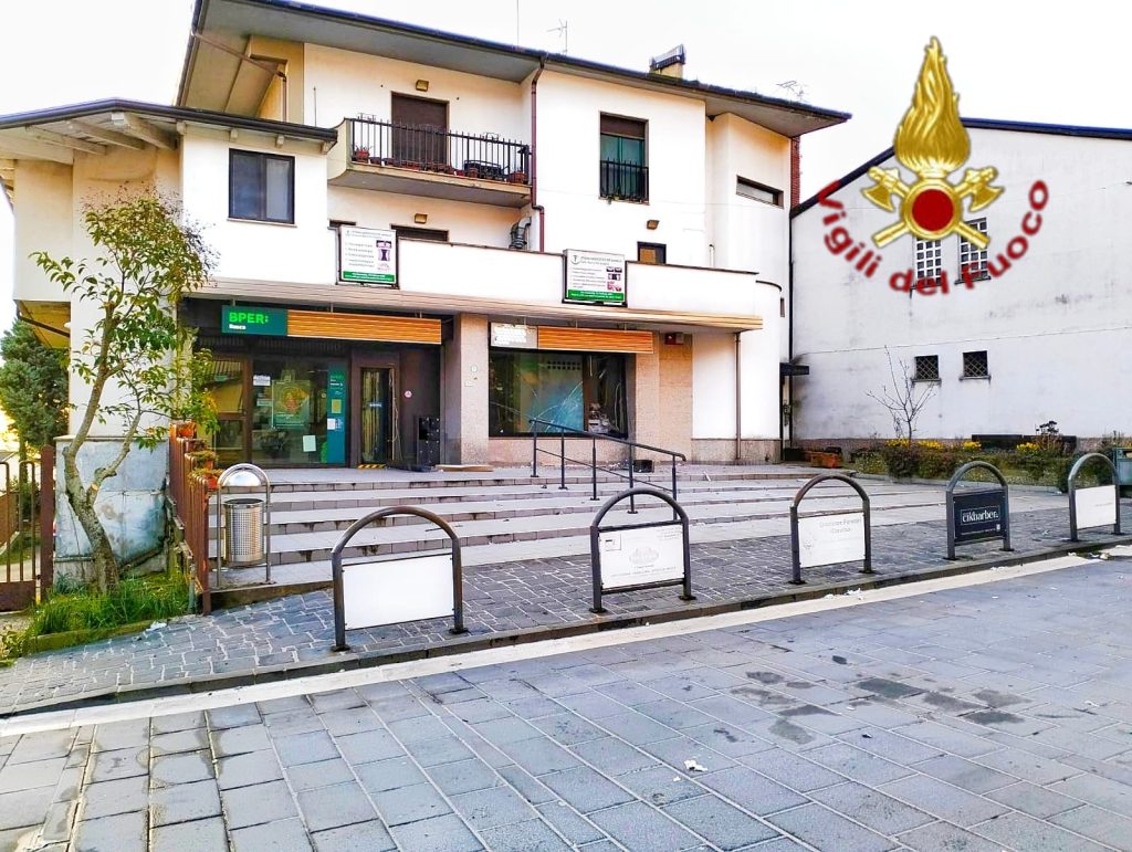 Vigili del Fuoco di Avellino: intervento a Vallata per esplosione presso sportello bancomat.