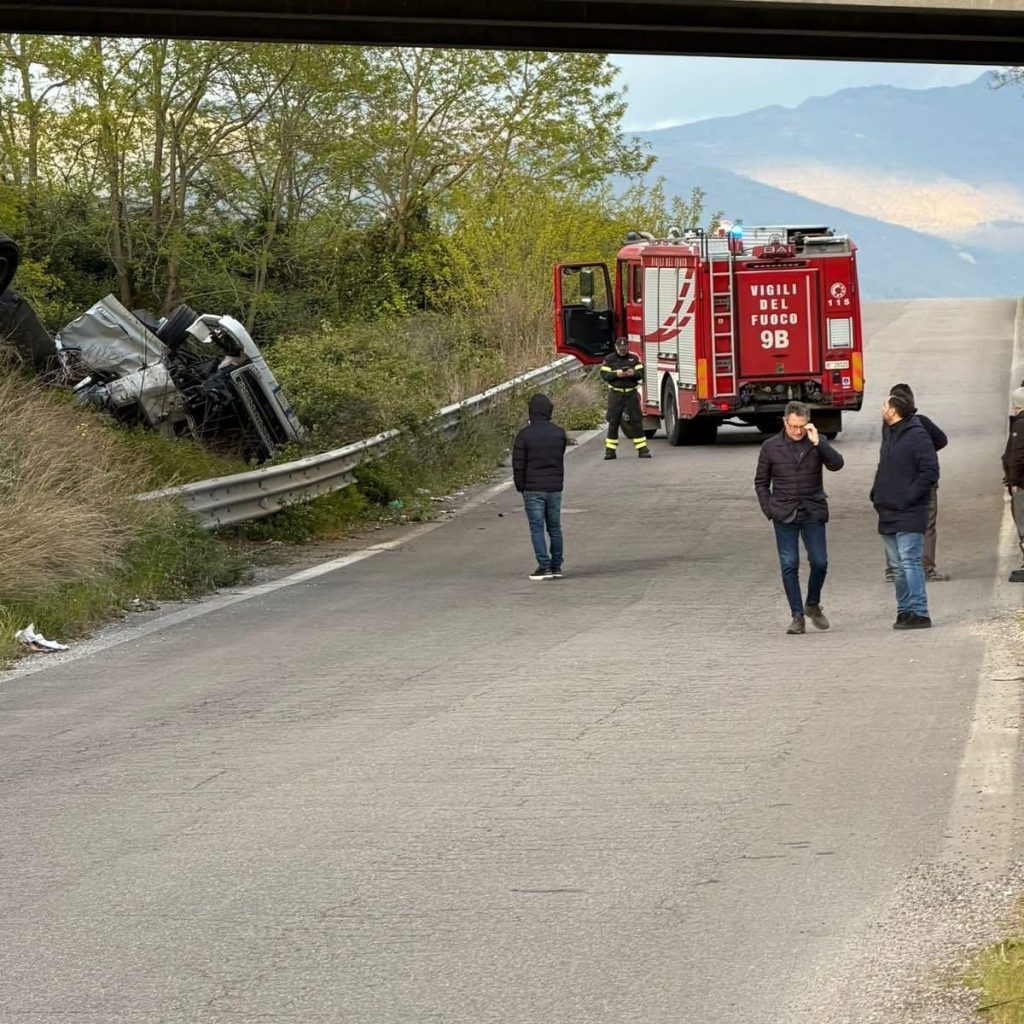 Tir precipita dal cavalcavia sulla SS162: conducente grave, indagini sulla sicurezza stradale