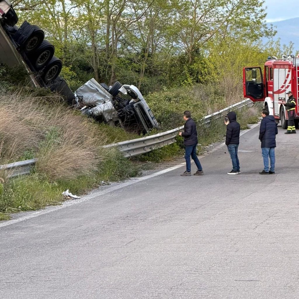 Tir precipita dal cavalcavia sulla SS162: conducente grave, indagini sulla sicurezza stradale