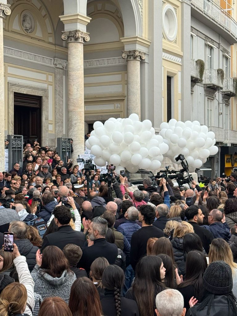 Nola, commozione e richiesta di giustizia ai funerali del piccolo Domenico Caliendo. Foto Nola, commozione e richiesta di giustizia ai funerali del piccolo Domenico Caliendo. Foto