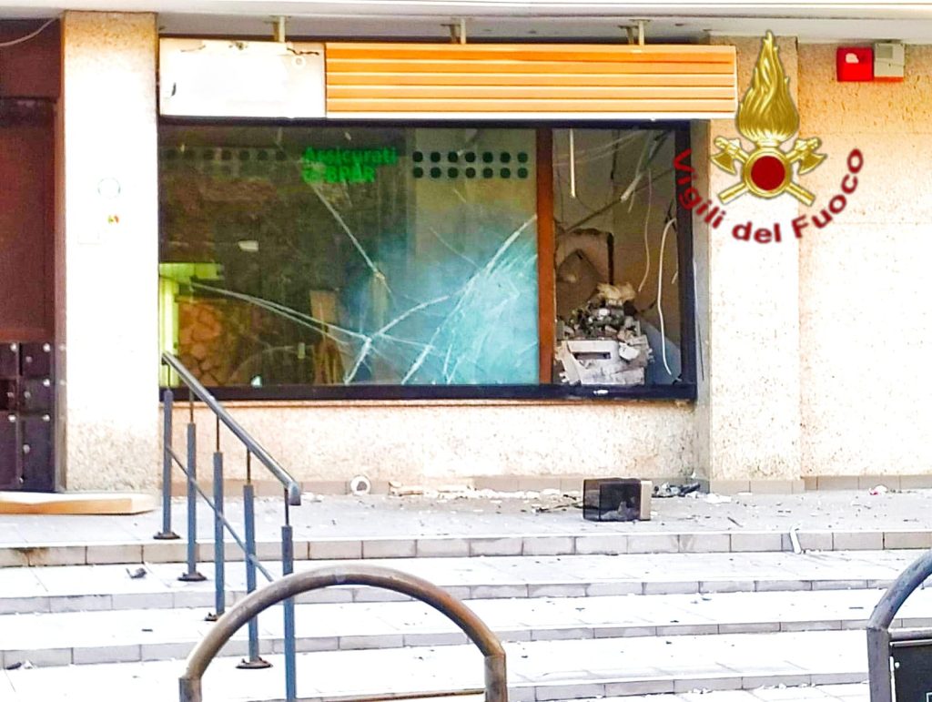 Vigili del Fuoco di Avellino: intervento a Vallata per esplosione presso sportello bancomat.