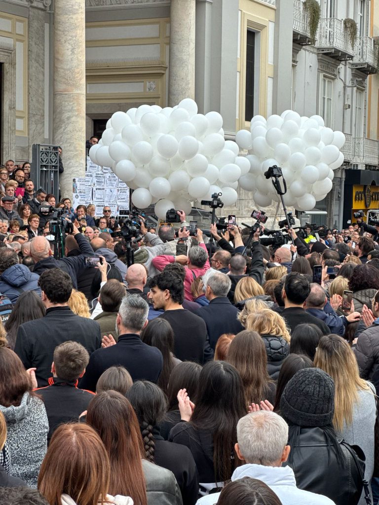 Nola, commozione e richiesta di giustizia ai funerali del piccolo Domenico Caliendo. Foto Nola, commozione e richiesta di giustizia ai funerali del piccolo Domenico Caliendo. Foto