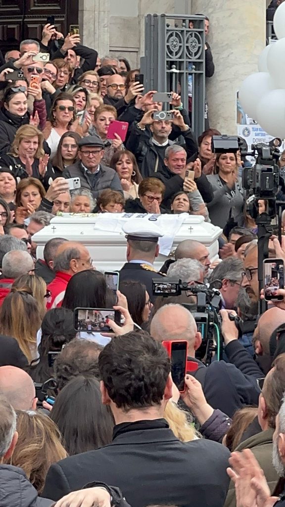 Nola, commozione e richiesta di giustizia ai funerali del piccolo Domenico Caliendo. Foto Nola, commozione e richiesta di giustizia ai funerali del piccolo Domenico Caliendo. Foto