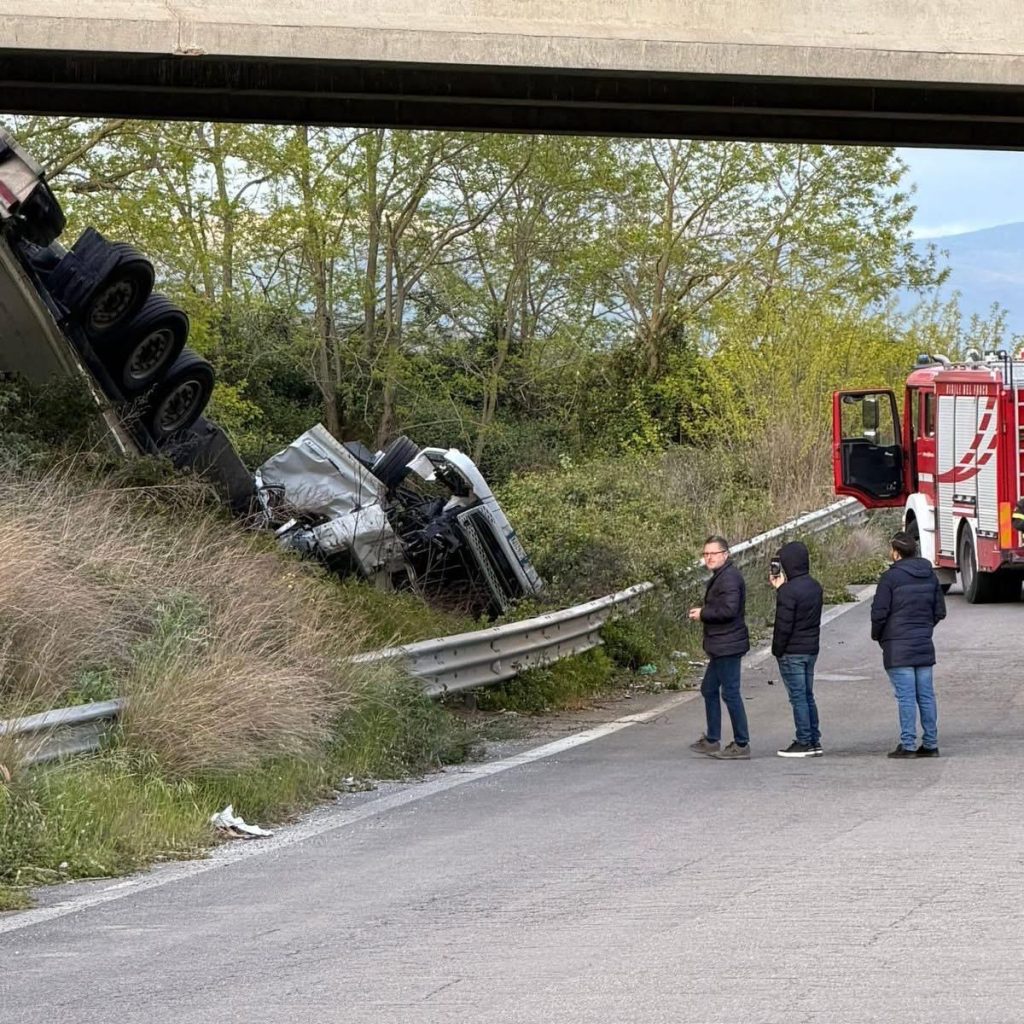 Tir precipita dal cavalcavia sulla SS162: conducente grave, indagini sulla sicurezza stradale