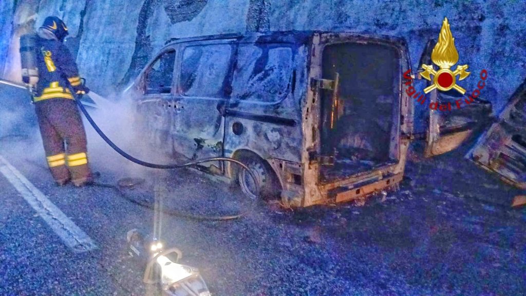 Incendio di un autocarro sull’A16 tra Avellino e Bari: traffico rallentato
