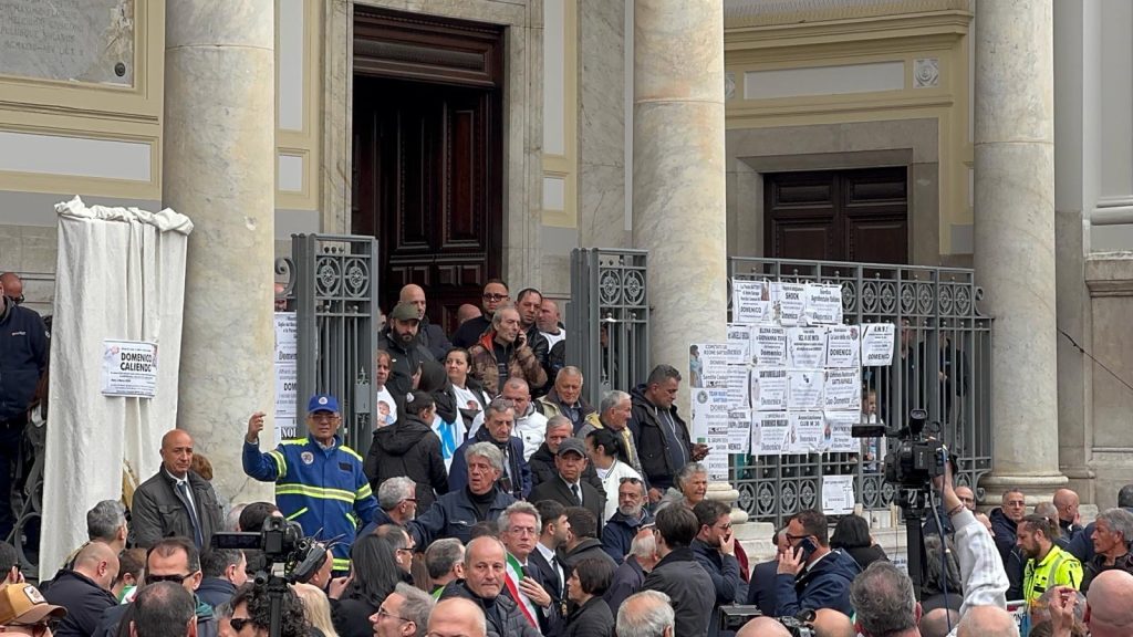 Nola, commozione e richiesta di giustizia ai funerali del piccolo Domenico Caliendo. Foto Nola, commozione e richiesta di giustizia ai funerali del piccolo Domenico Caliendo. Foto