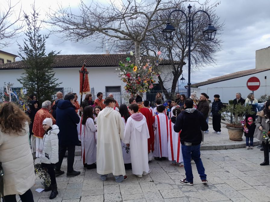 Flumeri, celebra la Domenica delle Palme, con la benedizione dell’Albero della Pace. Flumeri, celebra la Domenica delle Palme, con la benedizione dell’Albero della Pace.
