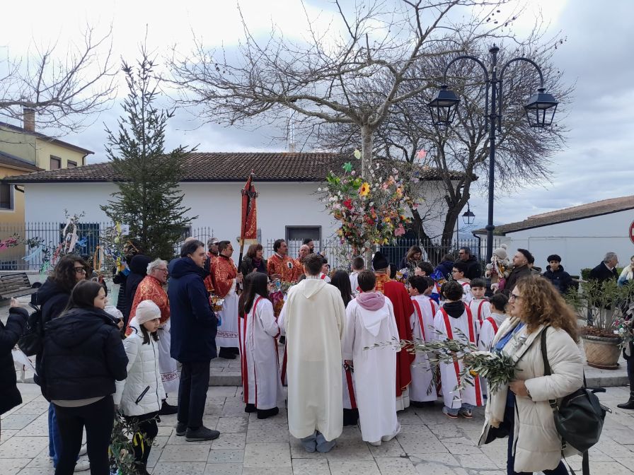 Flumeri, celebra la Domenica delle Palme, con la benedizione dell’Albero della Pace. Flumeri, celebra la Domenica delle Palme, con la benedizione dell’Albero della Pace.