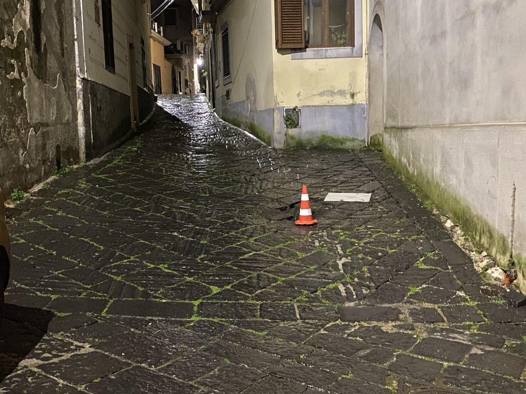 Mugnano del Cardinale, buca pericolosa in via Casabianco: residenti chiedono un intervento urgente