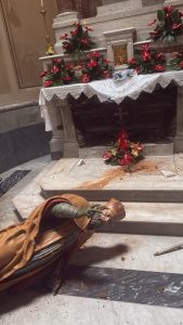 Nola, atto vandalico, donna danneggia la statua di San Paolino