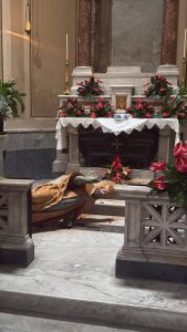 Nola, atto vandalico, donna danneggia la statua di San Paolino