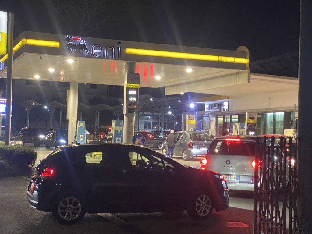Carburanti in calo grazie al decreto de governo, boom di rifornimenti ad Avella: file al distributore Eni