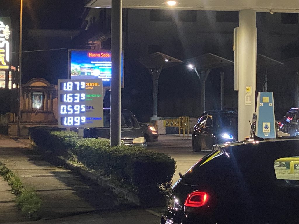 Carburanti in calo grazie al decreto de governo, boom di rifornimenti ad Avella: file al distributore Eni