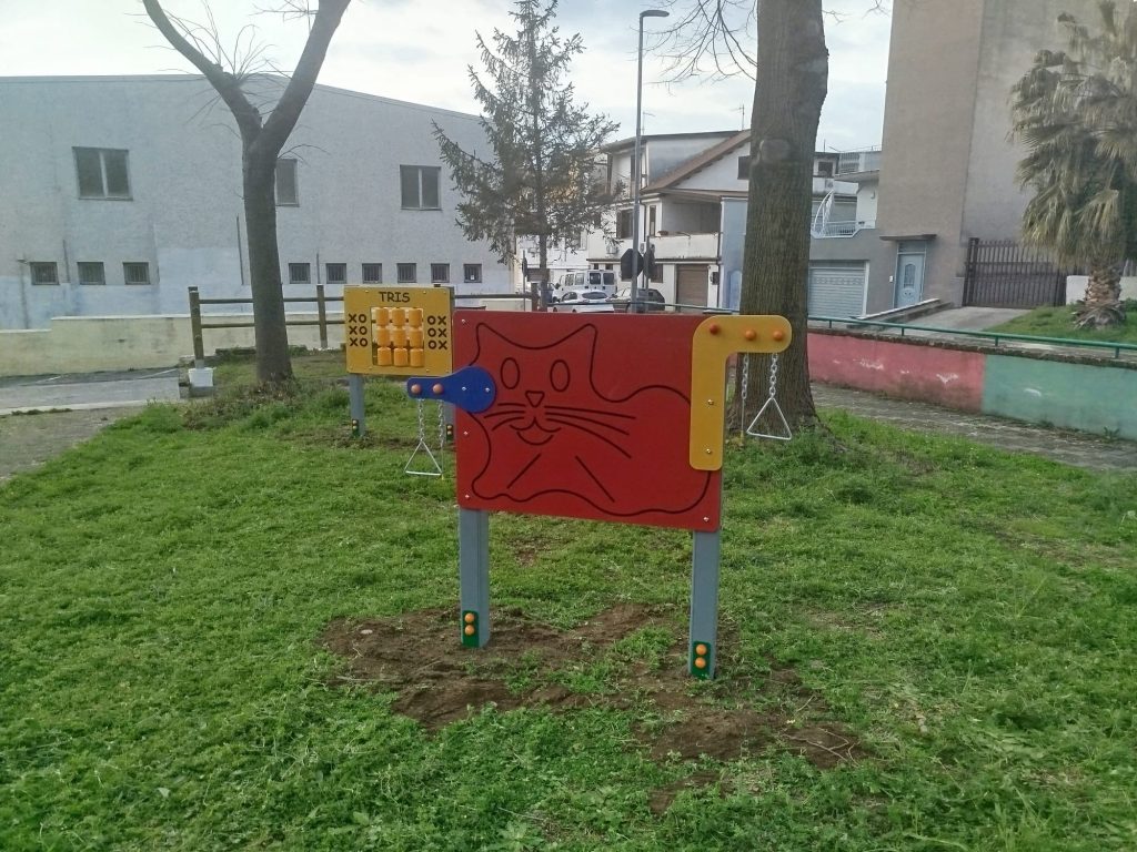 Sperone, nuovi giochi inclusivi nella villetta comunale: uno spazio aperto a tutti i bambin