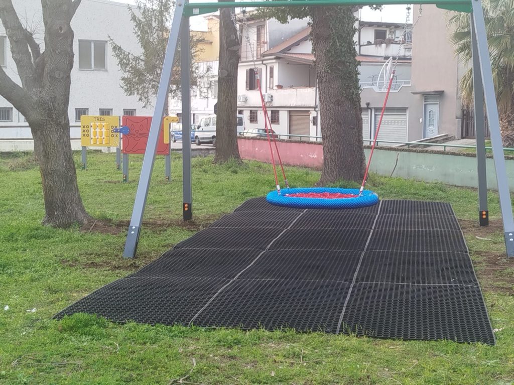 Sperone, nuovi giochi inclusivi nella villetta comunale: uno spazio aperto a tutti i bambin