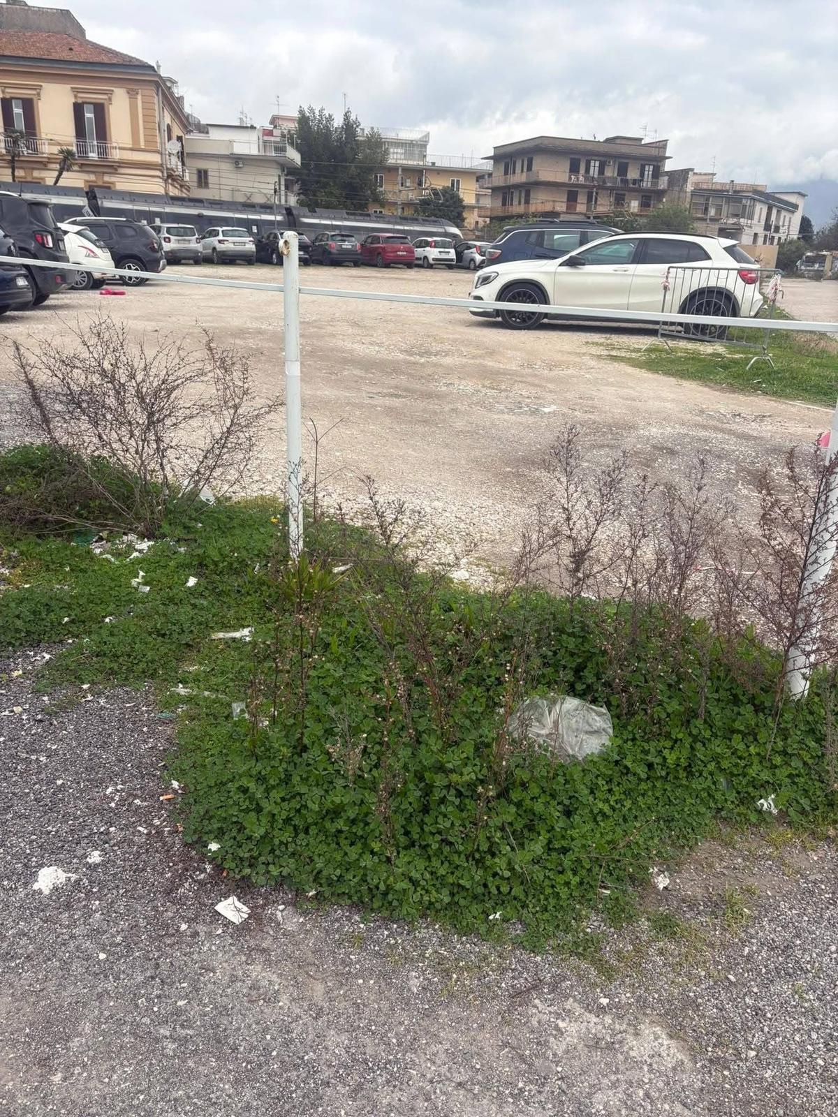 Nola, il centro storico tra negozi chiusi e parcheggi degradati: la denuncia social della pagina “Noi amiamo Nola”