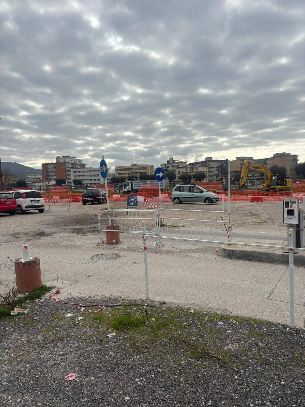 Nola, il centro storico tra negozi chiusi e parcheggi degradati: la denuncia social della pagina “Noi amiamo Nola”