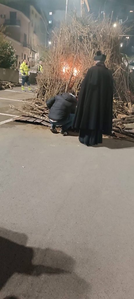 Altavilla Irpina, acceso il falò di San Giuseppe Altavilla Irpina, acceso il falò di San Giuseppe