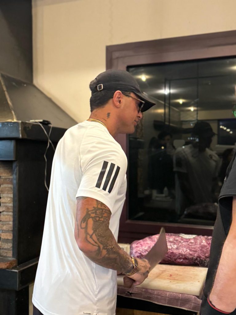 Monteforte Irpino, Fabrizio Corona a sorpresa da Radici: serata speciale tra fan e curiosità