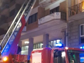 Intervento dei Vigili del Fuoco in via Mancini ad Avellino (foto: Otto Pagine)