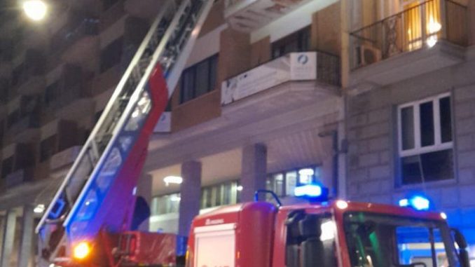 Intervento dei Vigili del Fuoco in via Mancini ad Avellino (foto: Otto Pagine)