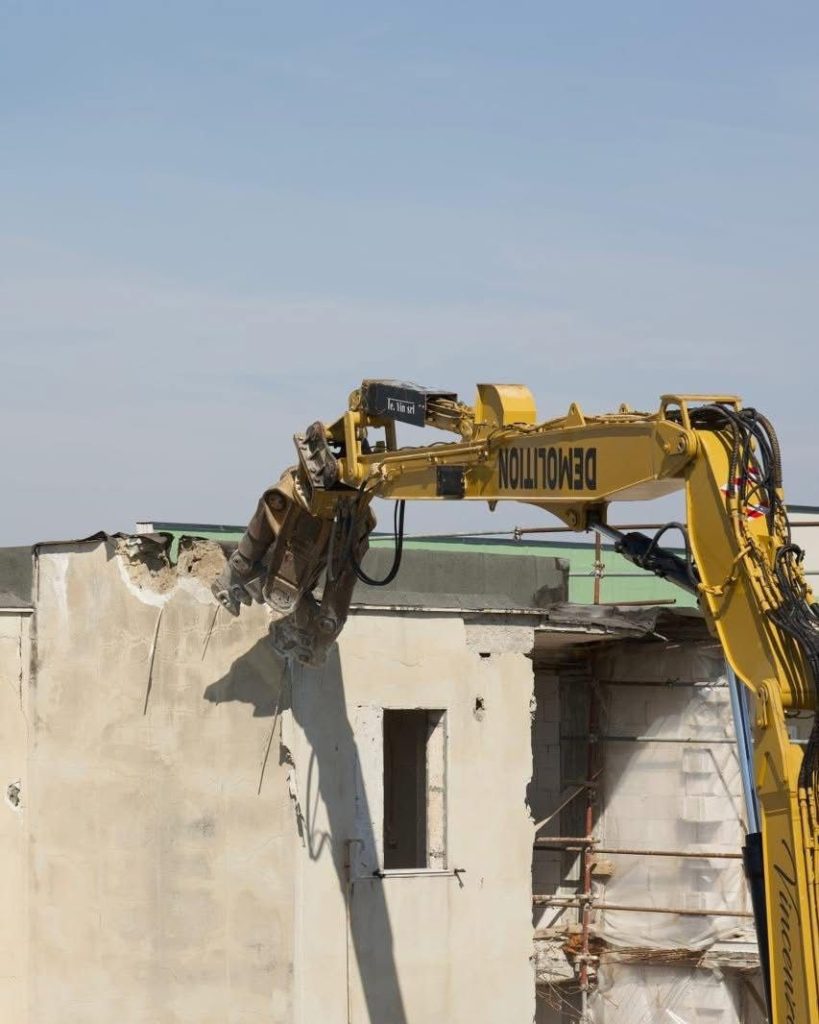 Napoli, demolita villa abusiva nel Rione Amicizia: avanti sulla strada della legalità