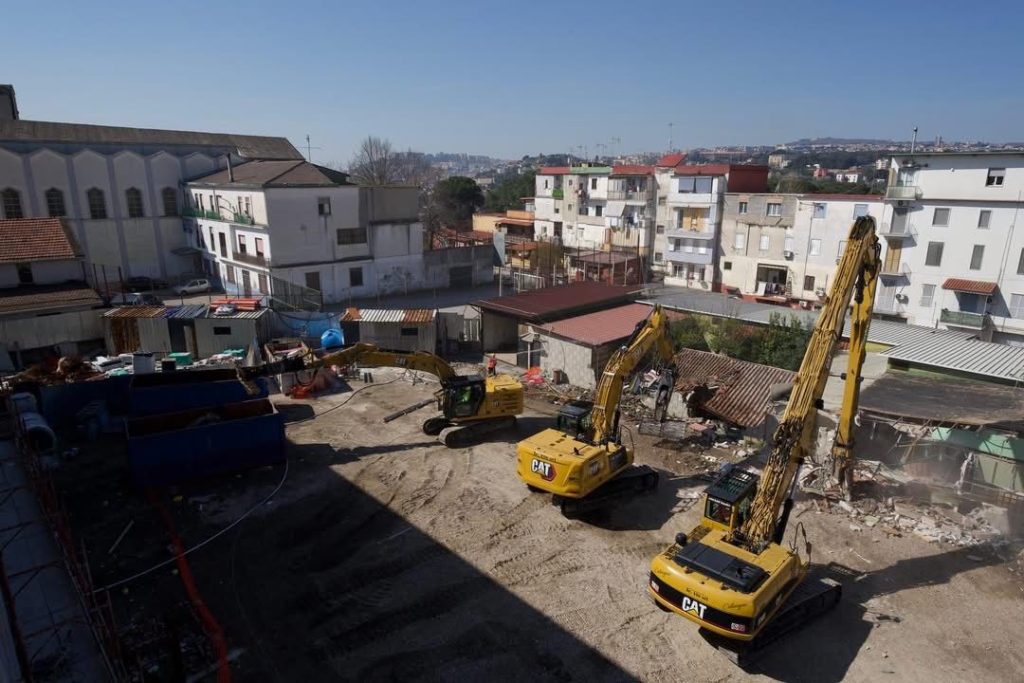 Napoli, demolita villa abusiva nel Rione Amicizia: avanti sulla strada della legalità