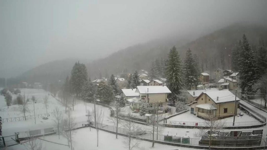 Irpinia, torna la neve a fine marzo: fiocchi su Montevergine e Laceno