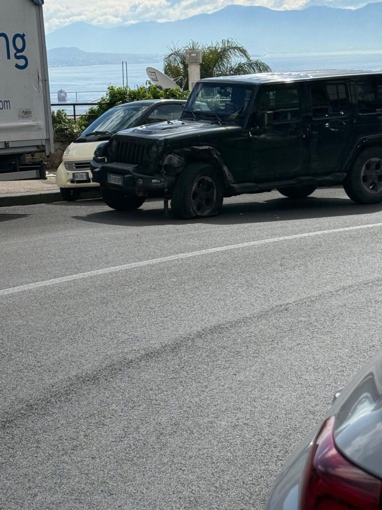 Napoli, incidente in via Orazio: SUV senza assicurazione travolge auto scuola, fermato dopo la fuga