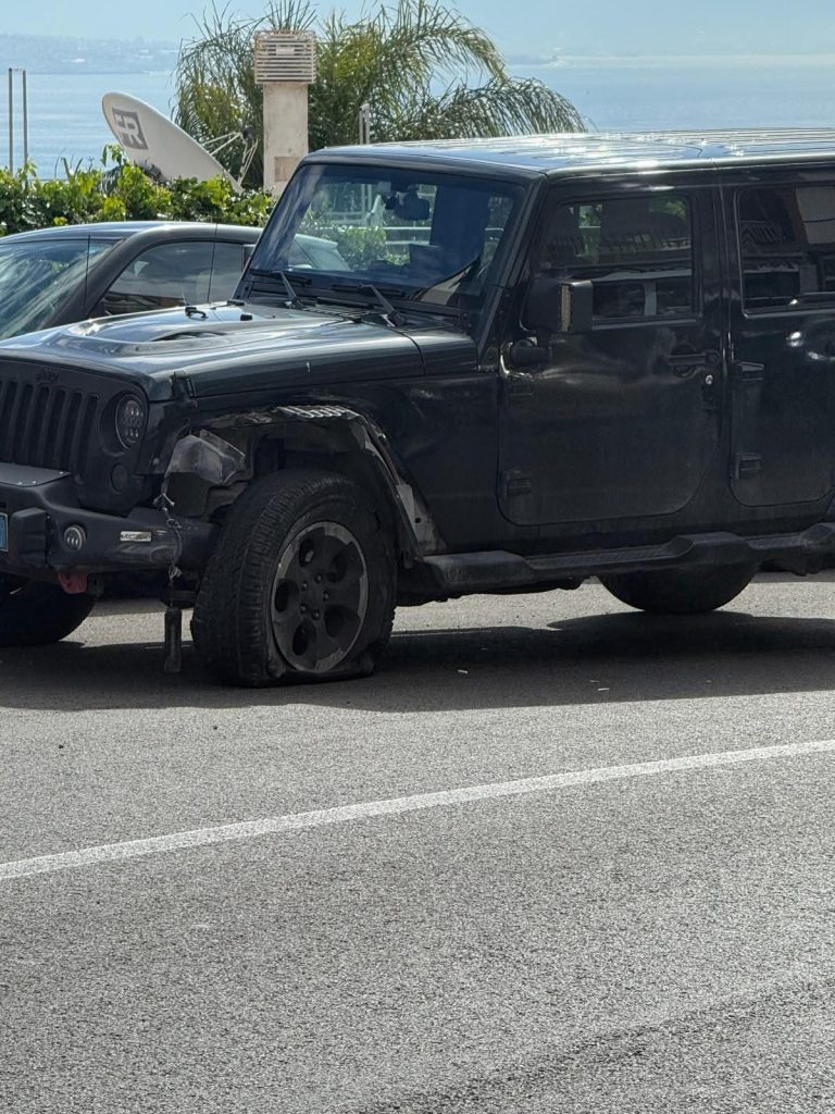 Napoli, incidente in via Orazio: SUV senza assicurazione travolge auto scuola, fermato dopo la fuga