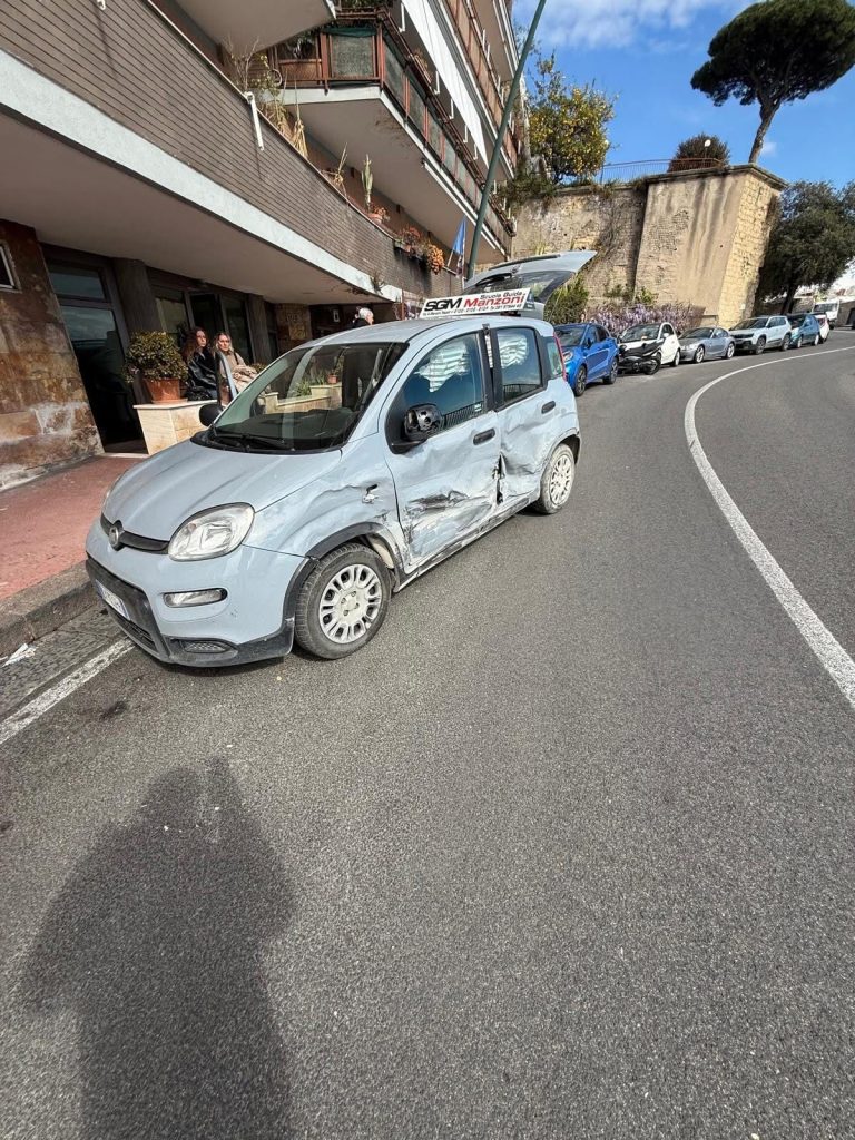 Napoli, incidente in via Orazio: SUV senza assicurazione travolge auto scuola, fermato dopo la fuga