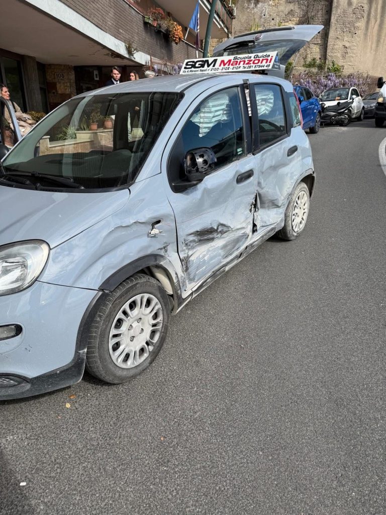 Napoli, incidente in via Orazio: SUV senza assicurazione travolge auto scuola, fermato dopo la fuga