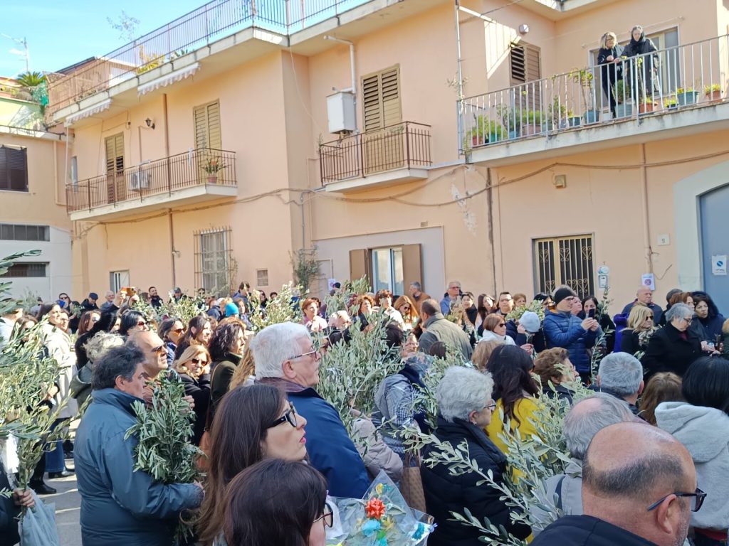 Sperone, partecipazione e devozione per la Benedizione delle Palme in Largo Massaro con don Reinaldo Sperone, partecipazione e devozione per la Benedizione delle Palme in Largo Massaro con don Reinaldo