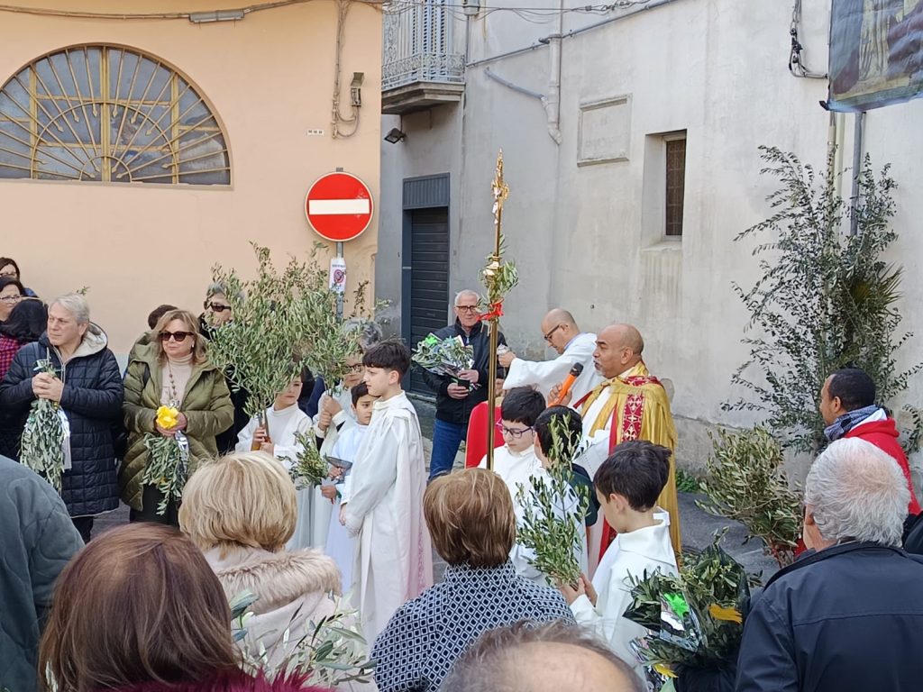 Sperone, partecipazione e devozione per la Benedizione delle Palme in Largo Massaro con don Reinaldo Sperone, partecipazione e devozione per la Benedizione delle Palme in Largo Massaro con don Reinaldo