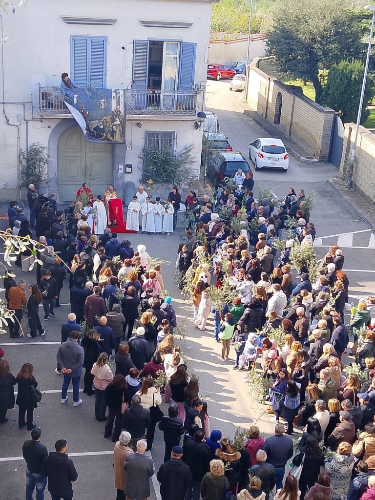 Sperone, partecipazione e devozione per la Benedizione delle Palme in Largo Massaro con don Reinaldo Sperone, partecipazione e devozione per la Benedizione delle Palme in Largo Massaro con don Reinaldo
