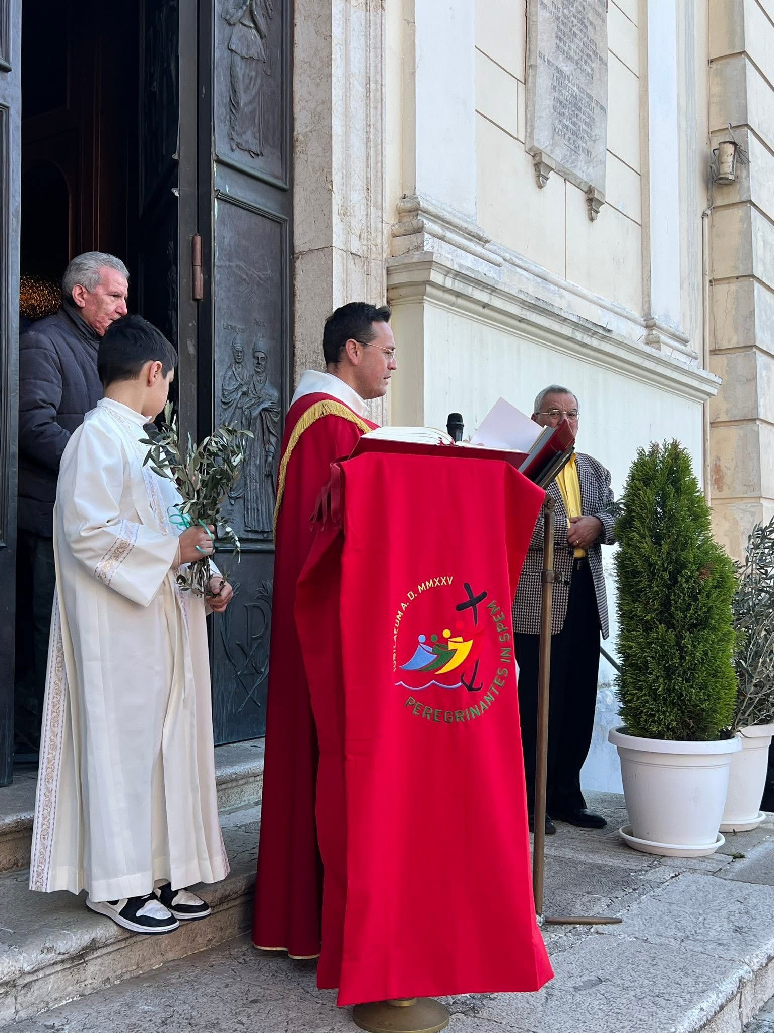 Mugnano del Cardinale, grande partecipazione alla benedizione delle palme: don Giuseppe Autorino guida la comunità