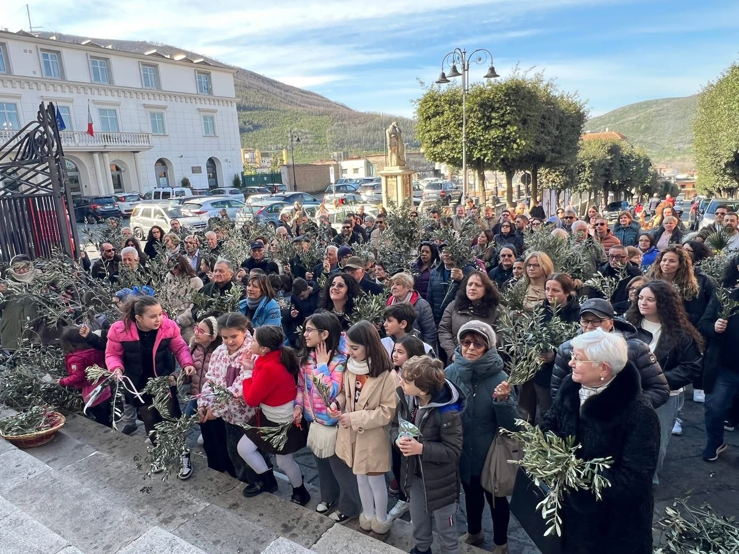 Mugnano del Cardinale, grande partecipazione alla benedizione delle palme: don Giuseppe Autorino guida la comunità