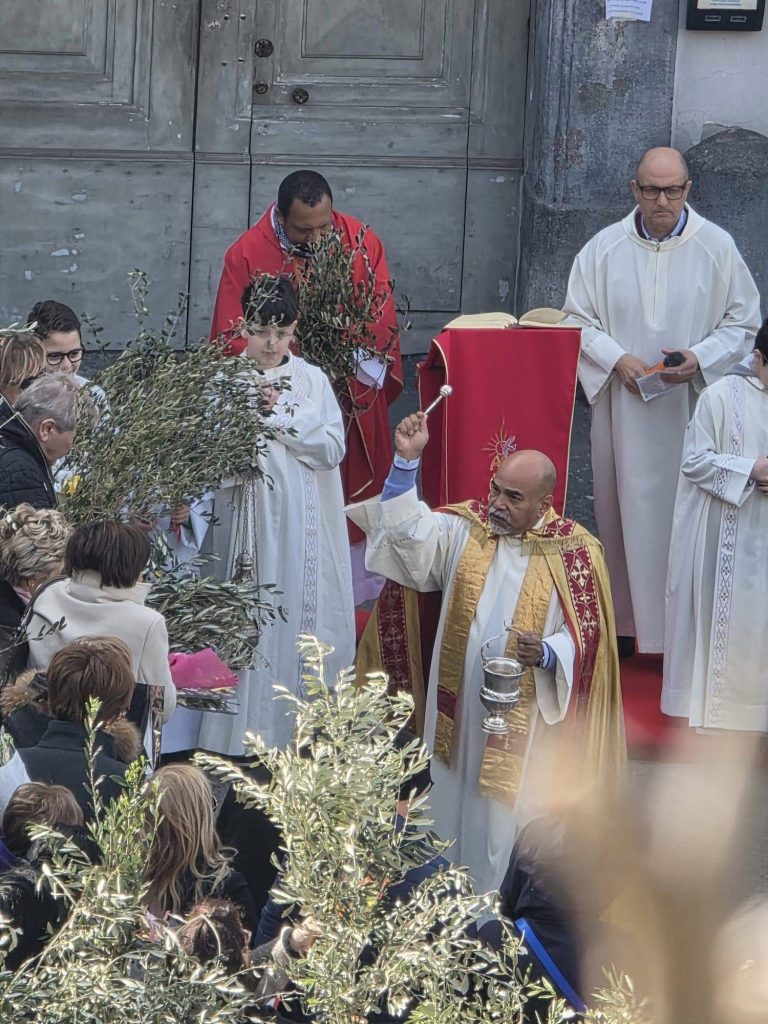 Sperone, partecipazione e devozione per la Benedizione delle Palme in Largo Massaro con don Reinaldo Sperone, partecipazione e devozione per la Benedizione delle Palme in Largo Massaro con don Reinaldo