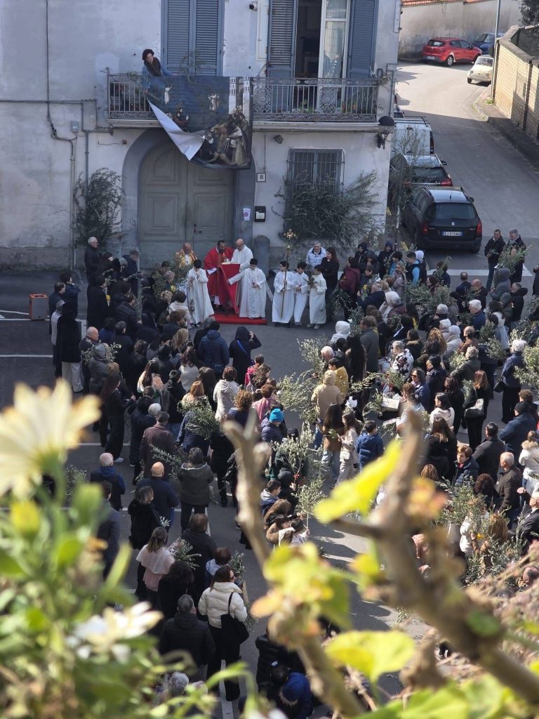 Sperone, partecipazione e devozione per la Benedizione delle Palme in Largo Massaro con don Reinaldo