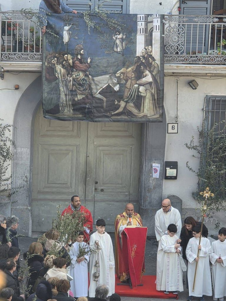 Sperone, partecipazione e devozione per la Benedizione delle Palme in Largo Massaro con don Reinaldo
