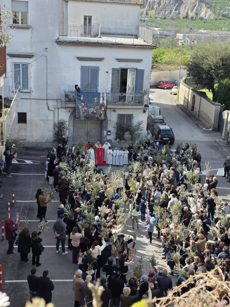 Sperone, partecipazione e devozione per la Benedizione delle Palme in Largo Massaro con don Reinaldo