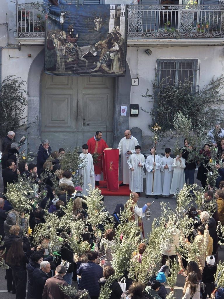 Sperone, partecipazione e devozione per la Benedizione delle Palme in Largo Massaro con don Reinaldo