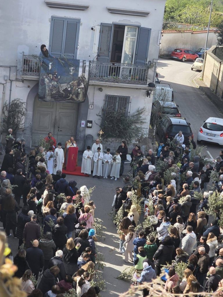 Sperone, partecipazione e devozione per la Benedizione delle Palme in Largo Massaro con don Reinaldo Sperone, partecipazione e devozione per la Benedizione delle Palme in Largo Massaro con don Reinaldo