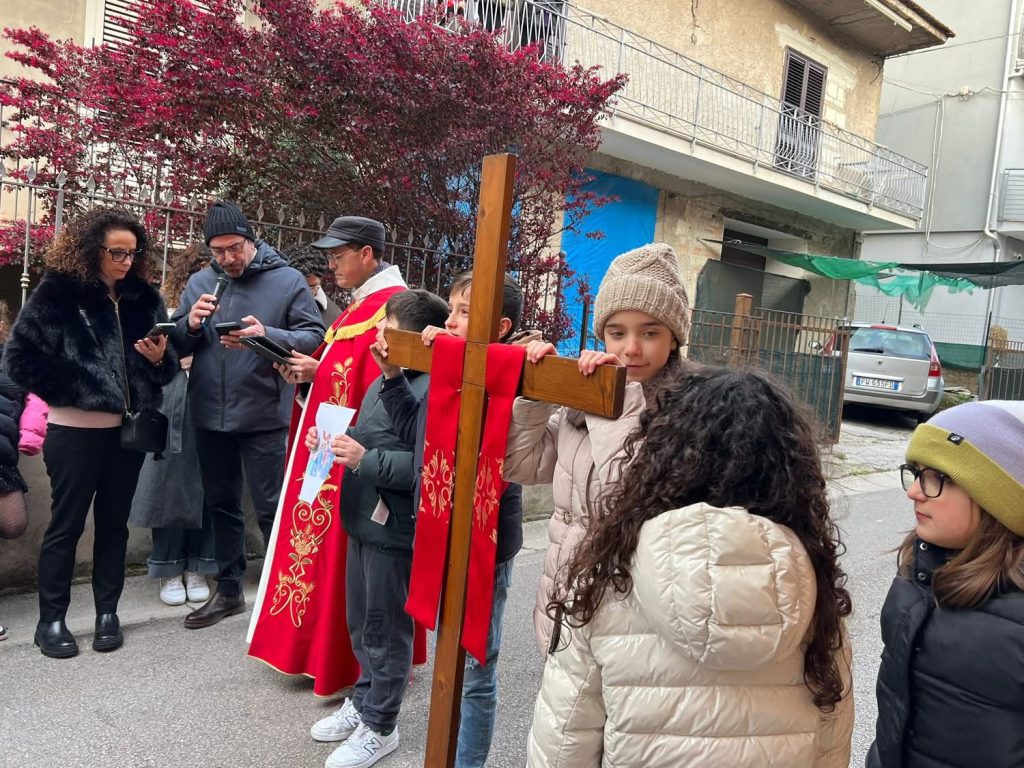 Mugnano del Cardinale si ferma e cammina insieme: grande partecipazione alla Via Crucis tra fede e pace