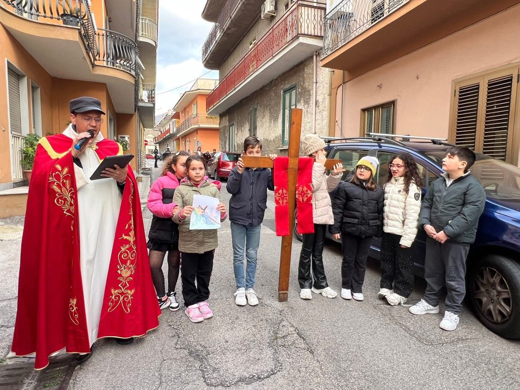 Mugnano del Cardinale si ferma e cammina insieme: grande partecipazione alla Via Crucis tra fede e pace