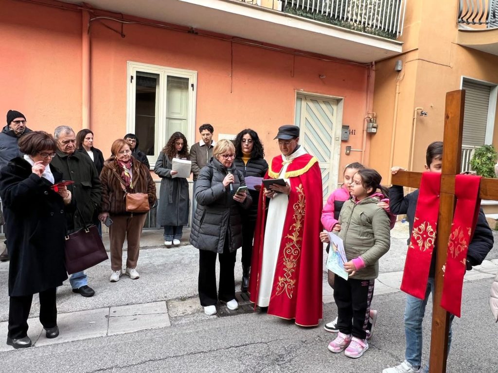 Mugnano del Cardinale si ferma e cammina insieme: grande partecipazione alla Via Crucis tra fede e pace